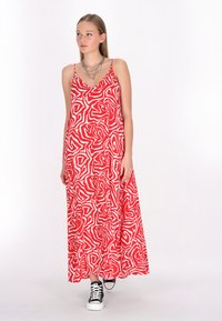 Rochie maxi roșie cu un model abstract alb, realizată dintr-un material ușor, având bretele ajustabile și o siluetă fluidă.