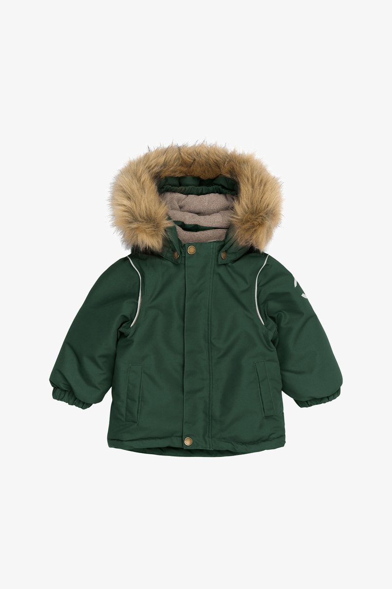 Grøn isoleret vinterjakke med hætte foret med pels, elastiske manchetter og sidelommer. Har hvid accentpiping og knaplukning.