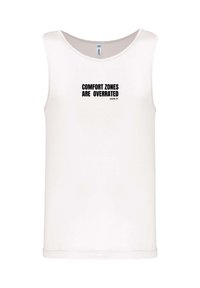 Weißes ärmelloses Tanktop mit rundem Halsausschnitt, auf der Vorderseite mit auffälligem schwarzem Text "KOMFORTZONEN SIND ÜBERWERTET, LASS ES!" zentral platziert.