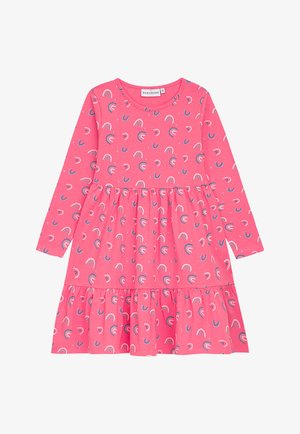 Langärmliges pinkes Kleid aus weichem Stoff, mit einem schichtweisen Rock und einem verspielten Muster aus Regenbogenmotiven in verschiedenen Farben.