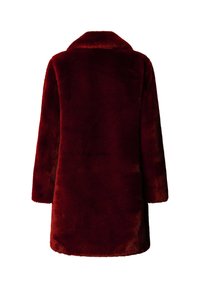 Cappotto di pelliccia sintetica rossa con colletto e maniche lunghe, caratterizzato da una texture liscia e una forma morbida, che arriva a metà coscia.