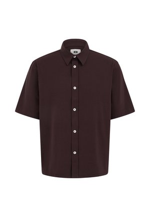 Chemise marron foncé à manches courtes avec col pointu et boutons blancs au centre à l'avant.