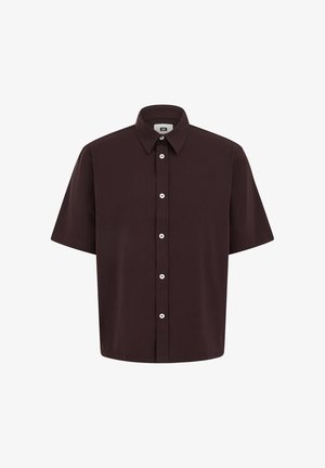 Chemise marron foncé à manches courtes avec col pointu et boutons blancs au centre à l'avant.