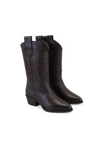 Bottes de cowboy en cuir marron avec une finition texturée, bouts pointus et coutures de style western. Petit talon et languettes pour un enfilage facile.