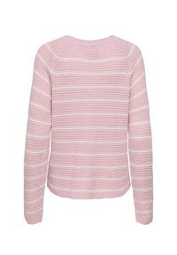 Pull rayé rose avec un tricot texturé, présentant des rayures blanches alternées. Le dos a un col arrondi et des manches longues.