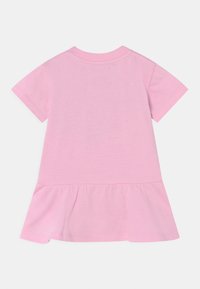 Sukienka z krótkim rękawem w jasnoróżowym kolorze z bawełny, z rozkloszowanym dołem, z okrągłym dekoltem i gładką fakturą.