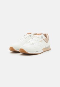 Bílé tenisky s hladkým koženým svrškem, béžovými akcenty a gumovou podrážkou. Mají kulaté tkaničky, logo na boku a polstrovaný límec.