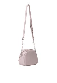 Lys lyserød crossbody taske lavet af glat syntetisk materiale. Har en afrundet form, justerbar rem og sølvfarvede kædeaccentuating.