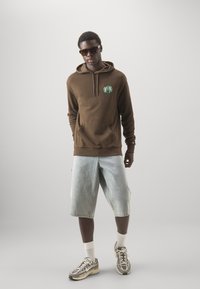 New Era NBA BOSTON CELTICS LEAGUE ESSENTIALS HOODIE - Squadra - brown