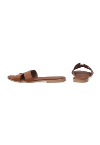 Brune læderslidesandaler med en bred frontrem, åben hæl, flad sål og et minimalistisk design. Blød tekstur og enkel silhuet.