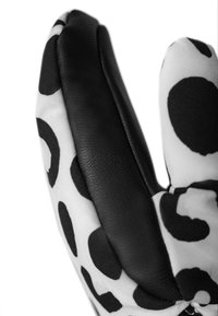 Schwarze und weiße Handschuhe aus einem weichen Stoff mit großen schwarzen Punkten und einer glatten schwarzen Lederhandfläche, die für Griffigkeit und Komfort entworfen sind.