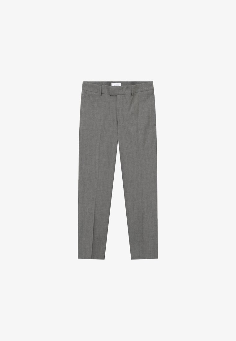 Pantaloni gri asortați, realizați dintr-un material texturat, având un front plat, o talie elegantă și fără buzunare sau închideri vizibile.