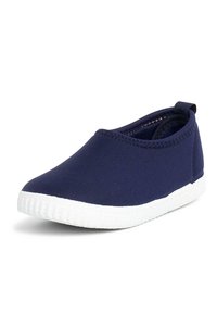 Zapatos de lona azul marino, tipo slip-on, fabricados en un material elástico con suela de goma blanca, que presentan una textura suave y un diseño minimalista.