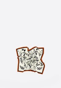 Puuvillane sall, millel on kreemjas taust mustade lillemusteritega ja oranž äär. Tekstuuriga, pehme ja kortsunud välimusega.