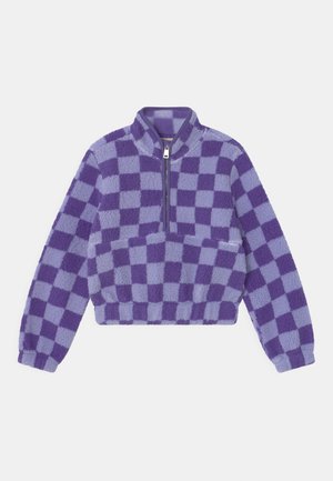 Veste en polaire à carreaux violets et lavande, manches longues, fermeture éclair partielle, col montant et poche kangourou à l'avant.