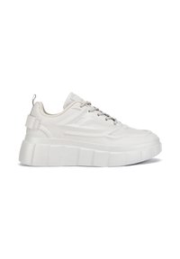 Zapatillas deportivas de plataforma blancas hechas de material sintético liso, con detalles texturizados, perforaciones y una suela gruesa con una lengüeta trasera para tirar.