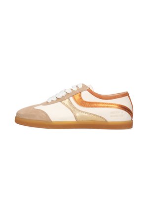 Zapatilla blanca de perfil bajo con puntera de ante beige, rayas laterales metálicas en dorado y cobre, cordones blancos y suela de goma color chicle.