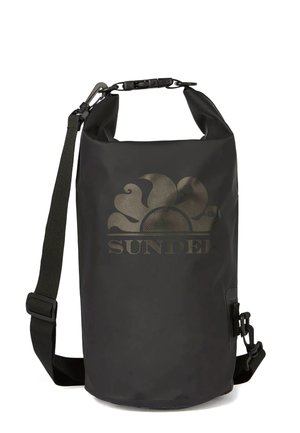 Borsa impermeabile nera con chiusura a rotolo, caratterizzata da un logo in rilievo. Include una tracolla regolabile e una clip resistente.