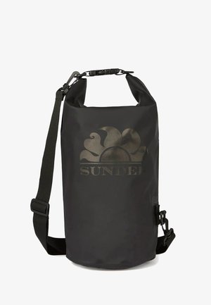 Borsa impermeabile nera con chiusura a rotolo, caratterizzata da un logo in rilievo. Include una tracolla regolabile e una clip resistente.