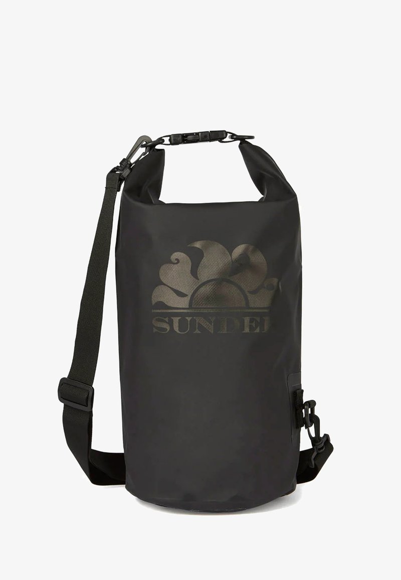 Borsa impermeabile nera con chiusura a rotolo, caratterizzata da un logo in rilievo. Include una tracolla regolabile e una clip resistente.