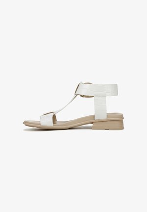 Witte platte sandalen met een krokodillenstructuur, verstelbare enkelband en kleine beige blokhak. Eenvoudig, elegant ontwerp met een minimalistische esthetiek.