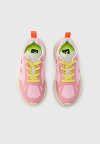 Ελαφριά αθλητικά παπούτσια με ροζ διχτυωτό επάνω μέρος, κίτρινα κορδόνια, πορτοκαλί ταμπελάκι στη φτέρνα και ζωηρό πράσινο εσωτερικό επένδυση. Υφασμένη ελαστική σόλα από καουτσούκ.