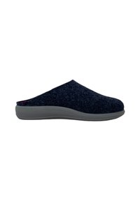 Zoccoli di lana in un blu scuro con una parte superiore testurizzata, una silhouette curva e una suola grigio chiaro. Design slip-on con dettagli minimi.