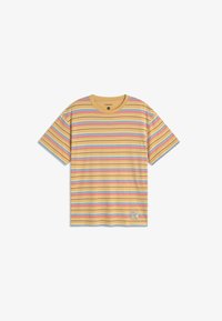 Camiseta de manga corta de color mostaza con rayas horizontales en rosa, azul, blanco y negro, cuello redondo y un pequeño parche de la marca cerca del dobladillo.