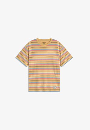 Krótki rękaw, musztardowo-żółta koszulka z poziomymi paskami w kolorach różowym, niebieskim, białym i czarnym, z okrągłym dekoltem i małą naszywką marki przy krawędzi.