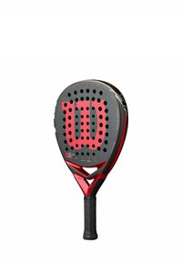 Wilson padel racket, grijze oppervlakte met rood logo, geperforeerde snuit, getextureerd ontwerp, rode accenten en zwarte grip.