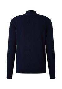 Tmavě modrý svetr s vysokým límcem, žebrovanou texturou na ramenou a manžetách a hladkým tělem, s moderním, přiléhavým střihem.