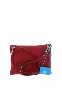 Sac bandoulière en cuir rouge avec ferrures argentées, longue sangle ajustable, et étiquette bleue attachée avec logo de la marque sur fond blanc.