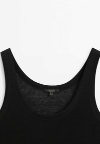 Débardeur noir sans manches en maille côtelée avec encolure dégagée et petite étiquette de marque à l'arrière du col.