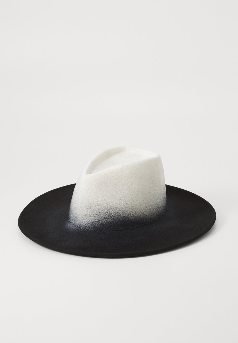 Sombrero de fieltro con un ala ancha de color negro y un diseño en degradé, que va del blanco al negro en la parte superior, con una textura suave.