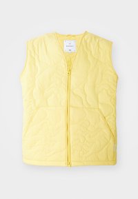 Quiltet gul vest med frontglidelås, rund hals og to sidelommer. Har bølgete mønstre på stoffoverflaten.