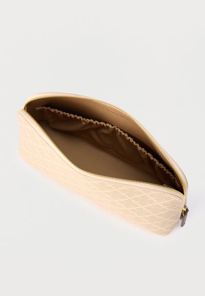 Μπεζ ορθογώνιο νεσεσέρ με χρυσό φερμουάρ μερικώς ανοιχτό, που δείχνει μια εσωτερική ελαστική θήκη και υφασμάτινη επένδυση στο εσωτερικό.