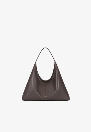 Smeđa kožna torba s glatkom teksturom, prostranim dizajnom i zakrivljenom drškom, koja sadrži suptilan logotip na prednjoj strani.