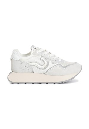 Lichtgrijze sneakers zijn gemaakt van suède en textiel, hebben een gelaagd ontwerp, een ronde vorm en een textuur met een flexibele zool.