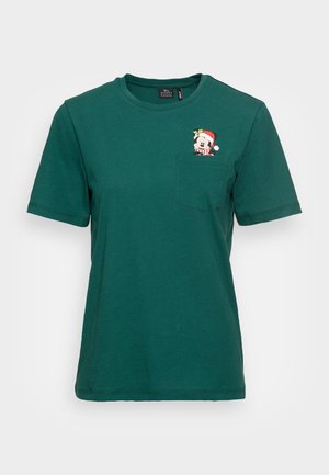 Donkergroen T-shirt met korte mouwen en een borstzakje, met daarop Mickey Mouse die een kerstmuts en sjaal draagt.