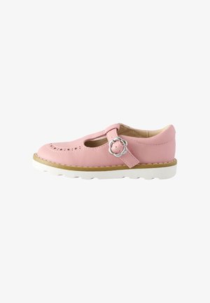 Roze leren Mary Jane-schoen met geperforeerde details, verstelbare riem en decoratieve ronde gesp. Witte zool met gestructureerde randen.