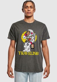 Grå bomulds t-shirt med et farverigt astronaut grafik, en telefon og teksten "TRAVELING" i gul. Regular fit og korte ærmer.