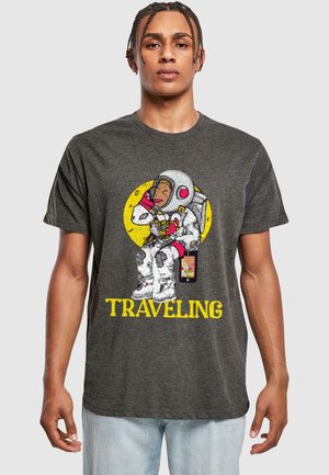 T-shirt in cotone grigio con una grafica colorata di un astronauta con un telefono e la scritta "TRAVELING" in giallo. Vestibilità regolare e maniche corte.