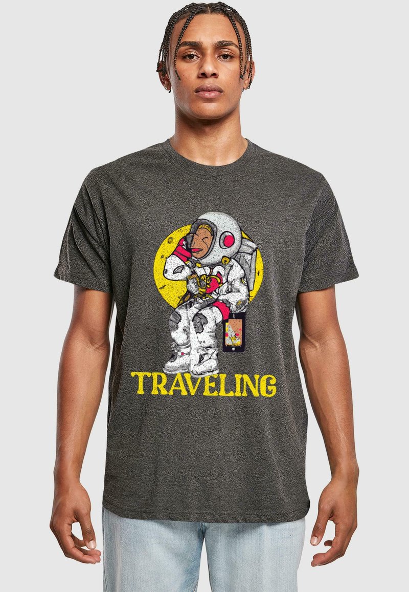 Grå bomulds t-shirt med et farverigt astronaut grafik, en telefon og teksten "TRAVELING" i gul. Regular fit og korte ærmer.