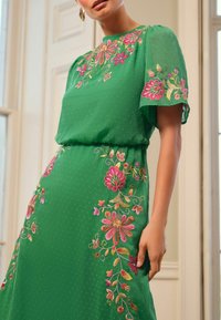 Love & Roses EMBROIDERED CREW NECK SLEEVE MIDI - Vestito lungo - green floral