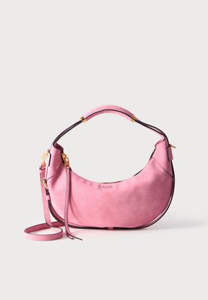 Розова чанта за рамо Moschino със заоблена форма, елементи в златист цвят, къса горна дръжка и дълга регулируема презрамка, показана на изчистен фон.