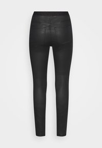 Černé skinny džíny s vysokým, texturovaným pasem, který má dvě zadní kapsy a hladký povrch. Střižený střih s elegantním siluetou.