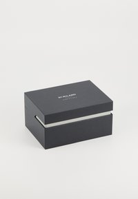 Boîte cadeau rectangulaire noire avec une texture lisse, un design minimaliste et un logo argenté "DI MILANO" imprimé sur le couvercle.
