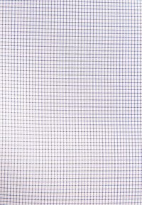 Tessuto bianco con un fine motivo a griglia blu e rosa che forma piccoli quadrati in un design regolare e ripetitivo.