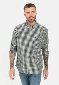 Herren Button-Up-Hemd in marineblauem und weißem Karomuster, aus Baumwollstoff, mit einer aufgesetzten Brusttasche, hochgerollten Ärmeln und abgerundetem Saum.