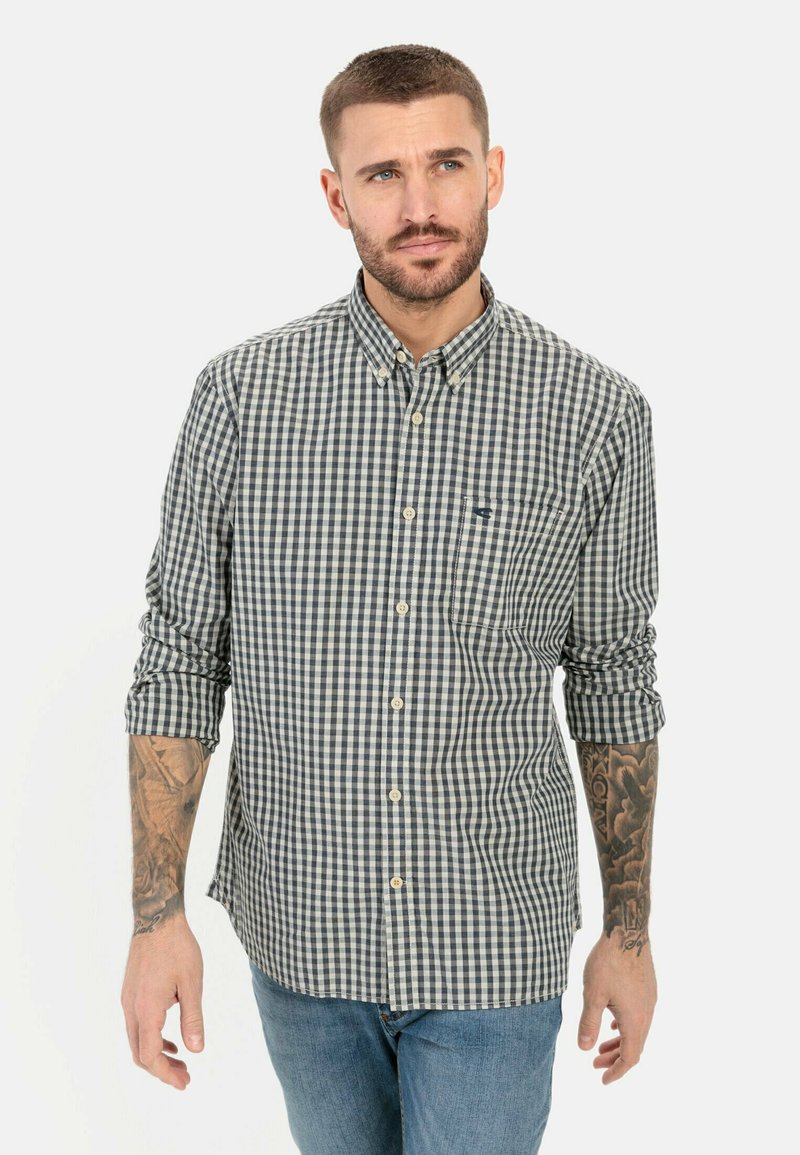 Herren Button-Up-Hemd in marineblauem und weißem Karomuster, aus Baumwollstoff, mit einer aufgesetzten Brusttasche, hochgerollten Ärmeln und abgerundetem Saum.